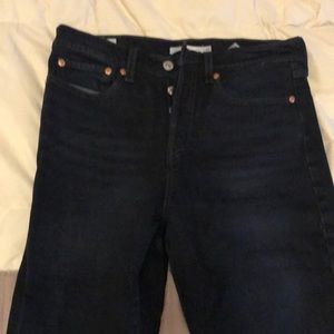 Levi Wedgie jeans in black. Size 28. Never worn.
